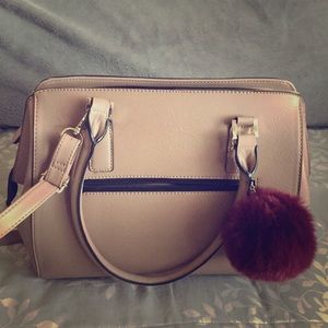 Woman’s Beige Tote Bag w/ burgundy accessory!